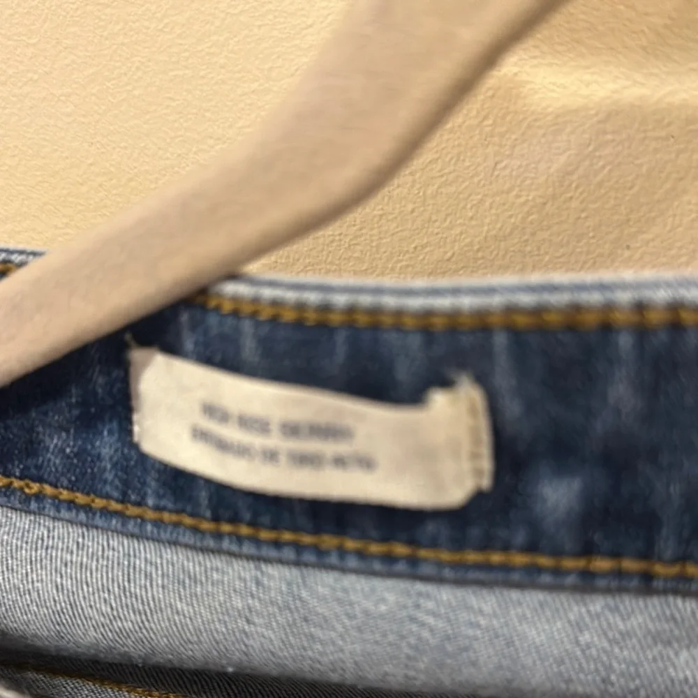 Universal Thread Blue Distressed Ankle Jeans - Picture 4 of 7